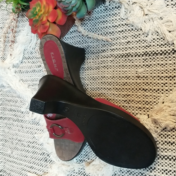 Fioni Red Leather Slide Heeled Sandals With Gold Color Metal Loop On Vamp - Picture 9 of 9